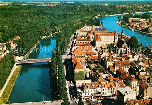 AK / Ansichtskarte Melun_Seine_et_Marne Ile Pont Jeanne d Arc Rue Saint Etienne Pont du Marechal de Lattre de Tassigny Eglise Notre Dame Maison centrale vue aerienne Melun_Seine_et_Marne