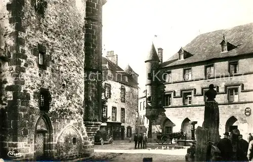 AK / Ansichtskarte Salers La Place Maison de Flaujac Rue des Nobles Salers