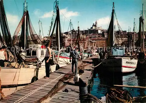 AK / Ansichtskarte Marseille_Bouches du Rhone Un Coin du Vieux Port et Notre Dame de la Garde Marseille