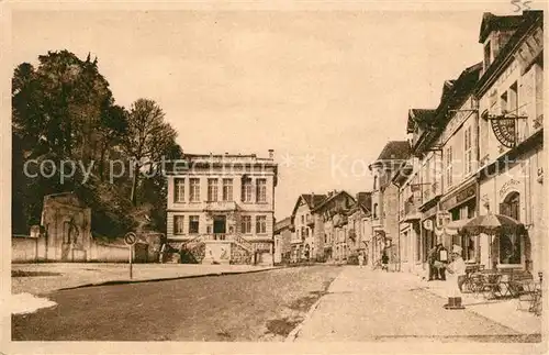 AK / Ansichtskarte Clermont en Argonne Hotel de Ville Monument aux Morts  Clermont en Argonne