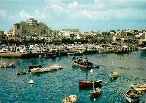 AK / Ansichtskarte Concarneau_Finistere Le port et l eglise Concarneau_Finistere