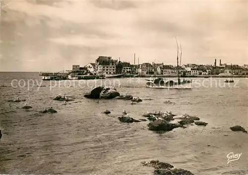 AK / Ansichtskarte Concarneau_Finistere Thonier a moteur rentrant au port Groupe de Mouettes Concarneau_Finistere