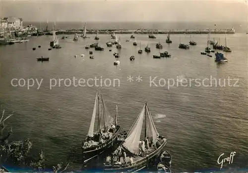 AK / Ansichtskarte Douarnenez Sardiniers dans le port et la jetee Douarnenez