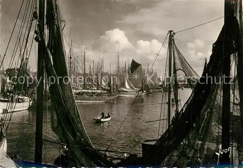 AK / Ansichtskarte Concarneau_Finistere Thonniers au port Bateaux de peche Concarneau_Finistere