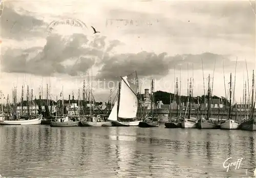 AK / Ansichtskarte Concarneau_Finistere Thoniers et Ville Close Port Concarneau_Finistere