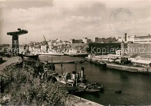 AK / Ansichtskarte Brest_Finistere Port Bateaux Grue Brest_Finistere