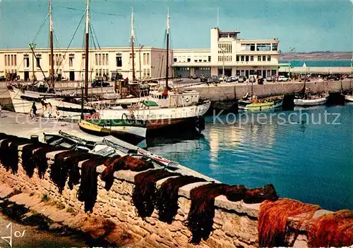 AK / Ansichtskarte Douarnenez Le port et la criee Bateaux de peche Douarnenez