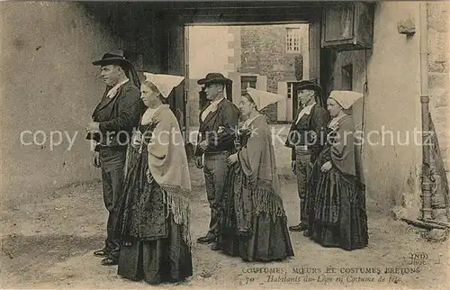 AK / Ansichtskarte Bretagne_Region Coutumes Moeurs et Costumes Bretons Habitants du Leon en Costume de fete Bretagne Region
