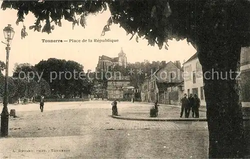 AK / Ansichtskarte Tonnerre Place de la Republique Tonnerre