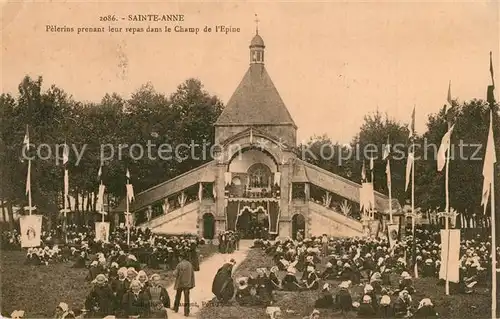 AK / Ansichtskarte Sainte Anne d_Auray Pelerins prenant leur repas dans le Champ de l Epine Wallfahrtsort Sainte Anne d Auray