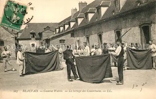 AK / Ansichtskarte Beauvais Caserne Watrin le battage des couvertures Beauvais