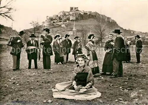 AK / Ansichtskarte Saint Flour_Cantal Groupe Folklorique de la Sanfloraine Danseurs auvergnats au repos Saint Flour Cantal