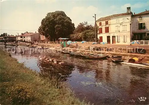 AK / Ansichtskarte Coulon Les cygnes sur la Sevre passant majestueusement devant lambarcadere Fichet Coulon
