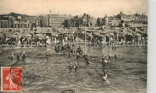 AK / Ansichtskarte Trouville Deauville La Plage a lheure des Bains Trouville Deauville