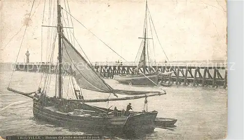 AK / Ansichtskarte Trouville Deauville Bateau de peche sortant du port Trouville Deauville