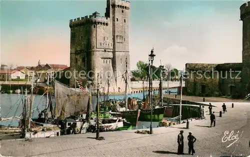 AK / Ansichtskarte La_Rochelle_Charente Maritime Un coin du Port et la Tour Saint Nicolas La_Rochelle