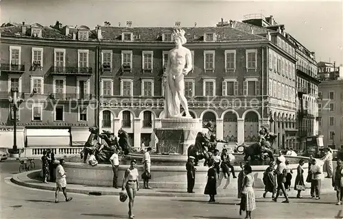 AK / Ansichtskarte Nice_Alpes_Maritimes La place Massena et la Fontaine lumineuse du Dieu Soleil Nice_Alpes_Maritimes