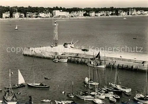 AK / Ansichtskarte Royan_Charente Maritime Le Port et le Boulevard Garnier Royan Charente Maritime