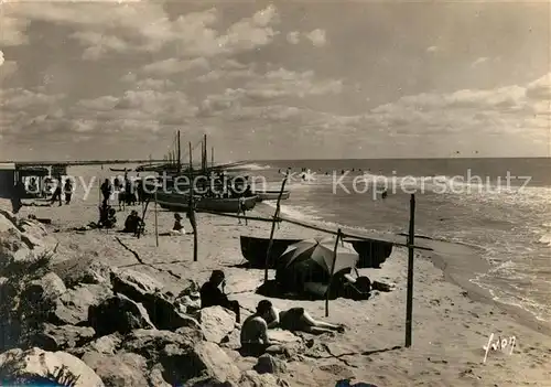 AK / Ansichtskarte Les_Saintes Maries de la Mer Barques de Peche Plage Les