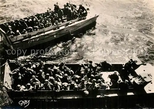 AK / Ansichtskarte Arromanches les Bains Arrive des peniches de debarquement sur le sol de France Arromanches les Bains