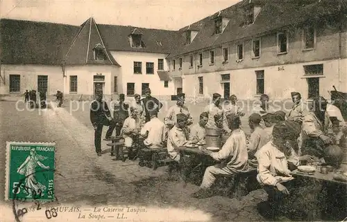 AK / Ansichtskarte Beauvais Caserne Taupin Soldats Beauvais