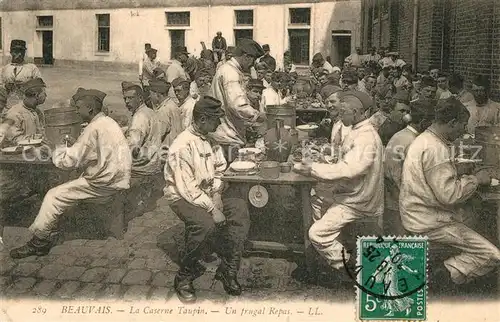 AK / Ansichtskarte Beauvais Caserne Taupin Soldats Beauvais