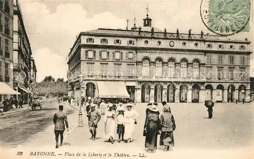 AK / Ansichtskarte Bayonne_Pyrenees_Atlantiques Place de la Liberte et le Theatre Bayonne_Pyrenees