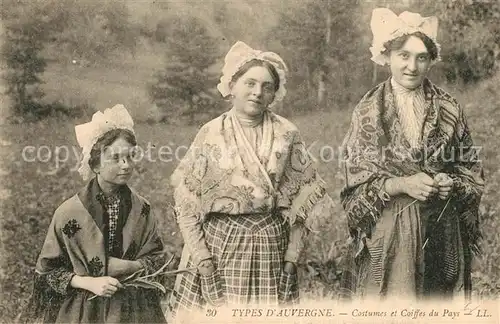 AK / Ansichtskarte Auvergne_Region Costumes Coiffes du Pays Auvergne Region