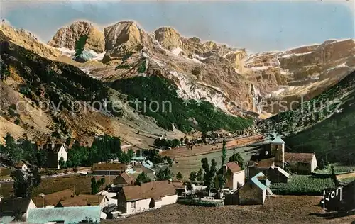AK / Ansichtskarte Cirque de Gavarnie Panorama du village au fond Massif du Marbore et le cirque Cirque de Gavarnie