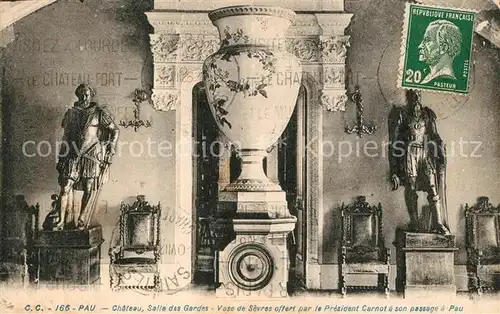 AK / Ansichtskarte Pau Chateau Salle des Gardes Vase de Sevres  Pau