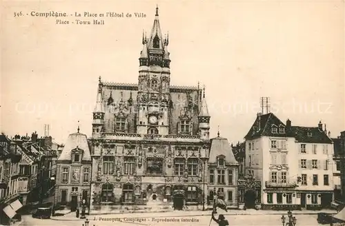 AK / Ansichtskarte Compiegne_Oise La Place et lHotel de Ville Compiegne Oise