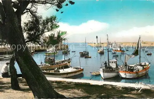 AK / Ansichtskarte La_Cotiniere Flotille dans le port Bateaux La_Cotiniere