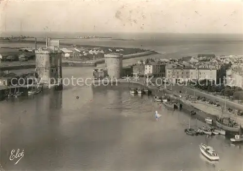 AK / Ansichtskarte La_Rochelle_Charente Maritime Le port et les deux Tours vue aerienne La_Rochelle
