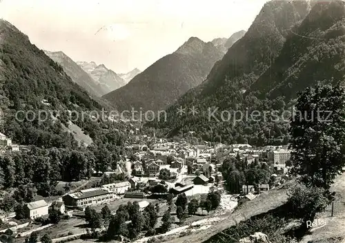 AK / Ansichtskarte Cauterets Vue generale et les Pyrenees Cauterets