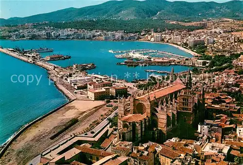 AK / Ansichtskarte Palma_de_Mallorca La catedral y el puerto vista aerea Palma_de_Mallorca