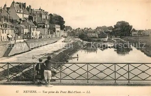 AK / Ansichtskarte Nevers_Nievre Vue prise du Pont Mal Place Nevers Nievre