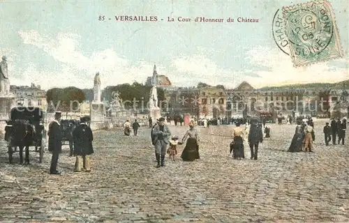 AK / Ansichtskarte Versailles_Yvelines La Cour dHonneur du Chateau Versailles_Yvelines