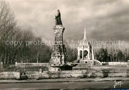 AK / Ansichtskarte Sainte Anne d_Auray La fontaine de Ste Anne au fond le monument aux morts Sainte Anne d Auray