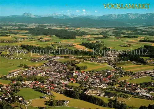 AK / Ansichtskarte Voecklamarkt Erholungsort Tor zum Attersee mit Traunstein und Hoellengebirge Alpen Fliegeraufnahme Voecklamarkt