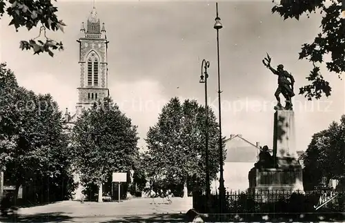 AK / Ansichtskarte Capdenac Gare Eglise et Monument Aux Morts Place du XIV Juillet Capdenac Gare