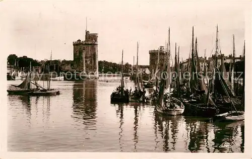 AK / Ansichtskarte La_Rochelle_Charente Maritime Barques de Peche La_Rochelle