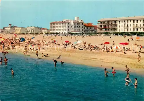 AK / Ansichtskarte Valras Plage Un coin de la plage Au centre le Grand Hotel Mira Mar Valras Plage