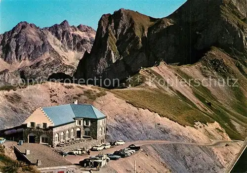 AK / Ansichtskarte Col_du_Tourmalet Hotellerie et le depart de la descente sur Bareges Au fond le Pic d Espade Col_du_Tourmalet