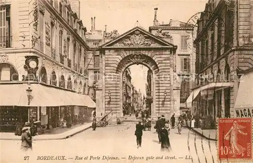 AK / Ansichtskarte Bordeaux Rue et Porte Dijeaux  Bordeaux
