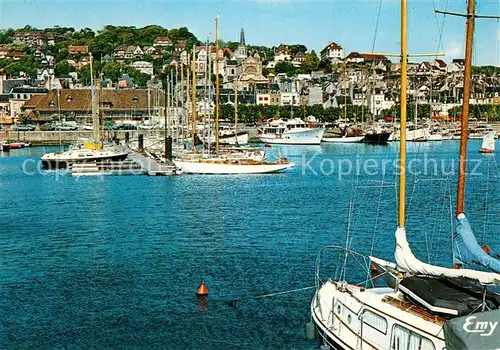 AK / Ansichtskarte Deauville sur Mer Le bassin des yachts en arriere plan Trouville Deauville sur Mer