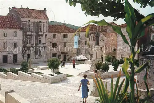 AK / Ansichtskarte Makarska_Dalmatien Innenstadt Platz Denkmal Makarska Dalmatien