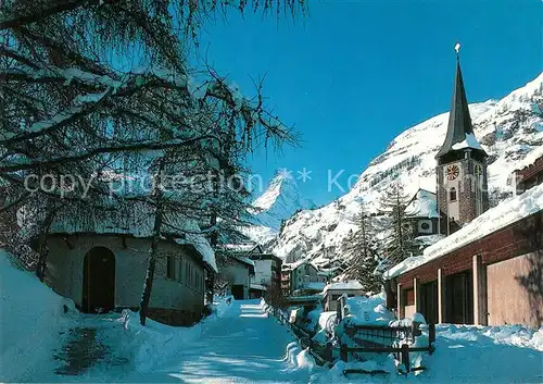 AK / Ansichtskarte Zermatt_VS Motiv mit Kirche Blick zum Matterhorn Walliser Alpen im Winter Zermatt_VS