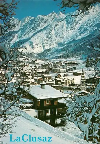 AK / Ansichtskarte La_Clusaz Vue generale avec la chaine des Aravis en hiver La_Clusaz