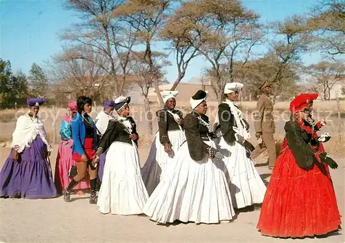 AK / Ansichtskarte Windhoek Hereros Frauen Windhoek