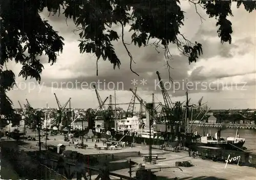 AK / Ansichtskarte Nantes_Loire_Atlantique Cargos a Quai Nantes_Loire_Atlantique